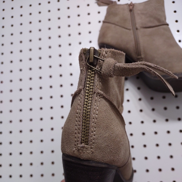 Steve Madden Heeled Booties, Size 9 - Picture 6 of 6